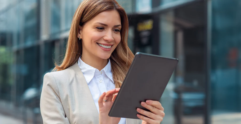 Mulher utilizando um tablet