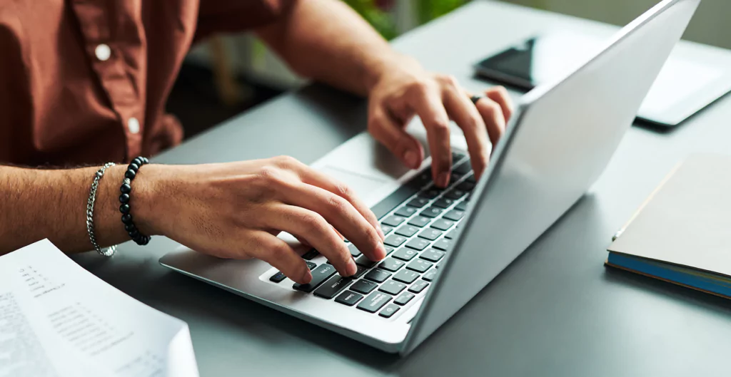 Homem utilizando um computador