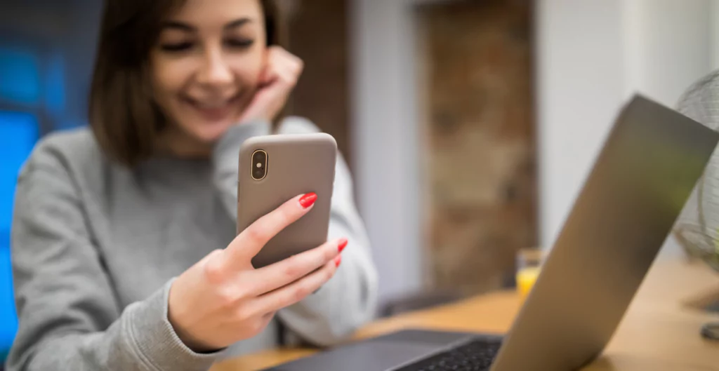 Mulher segurando um celular