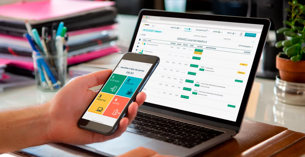 Celular e notebooks apresentando a plataforma Pontotel