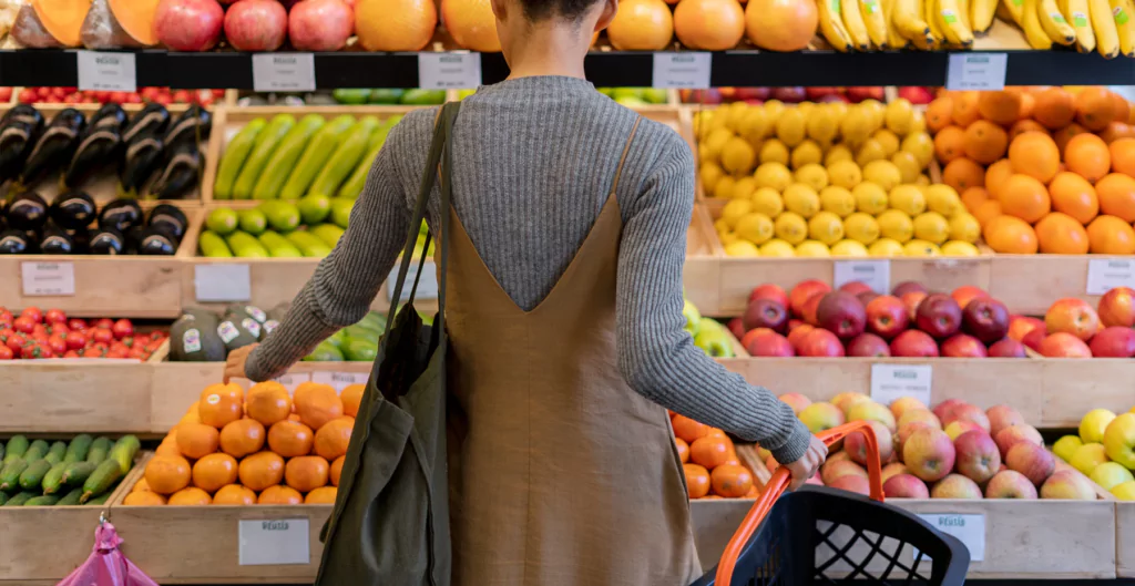 Mulher em um supermercado