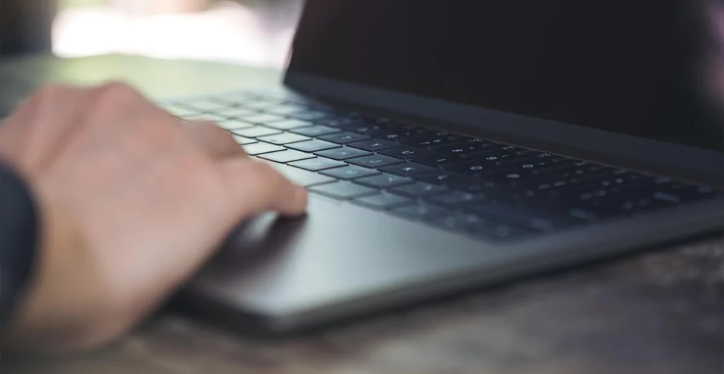 Uma pessoa digitando em um laptop