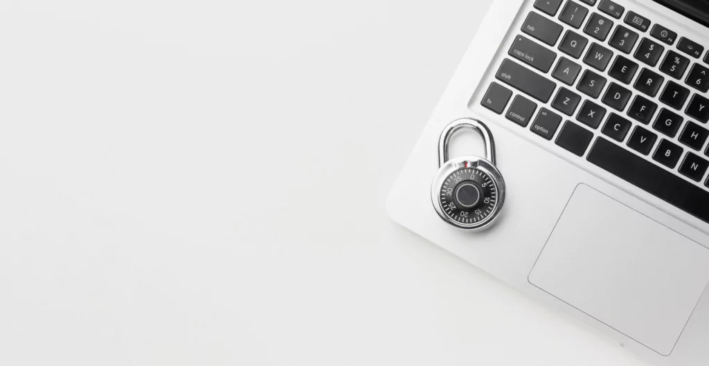Um laptop com um cadeado nele