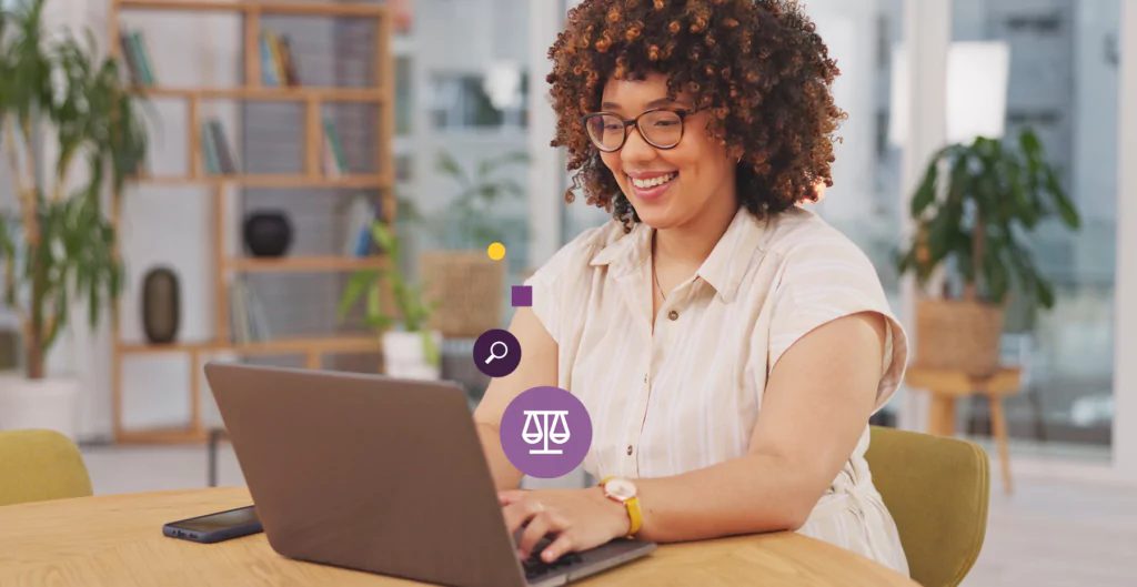 mulher no notebook procurando o melhor controle de ponto para sua empresa