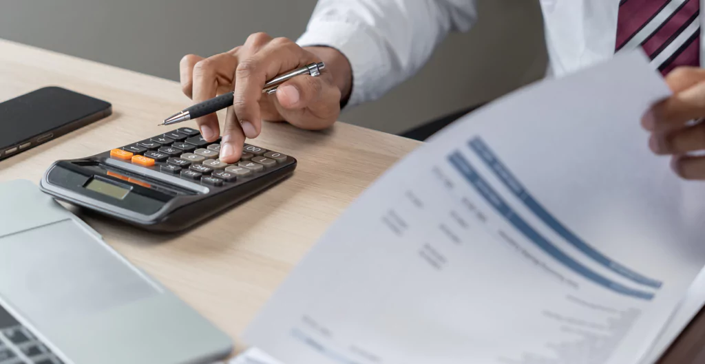 pessoa fazendo cálculos em uma calculadora