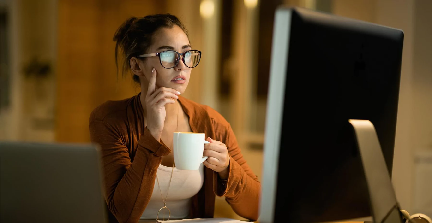 Imagem de Como funciona a hora extra no home office? Veja o que diz a lei, como evitar e a melhor forma de gerenciar!