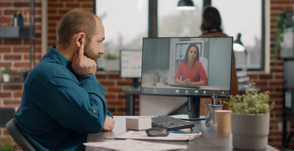 homem em uma reunião no computador