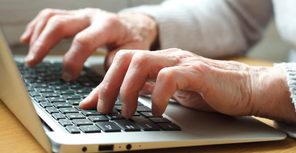 pessoa digitando em um computador