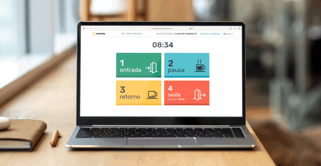 Notebook com tela do sistema Pontotel, no registrador web