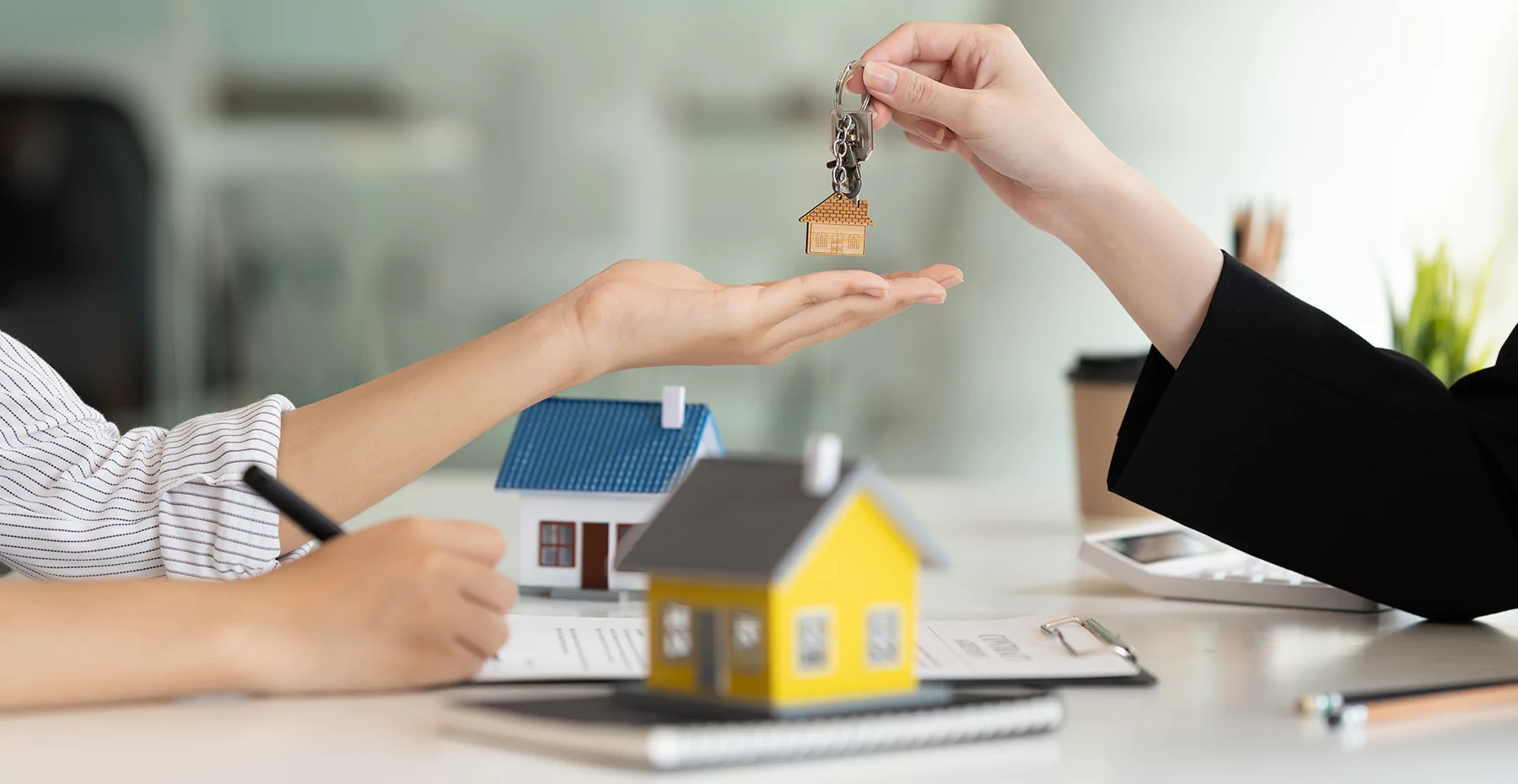 Imagem de Controle de ponto para imobiliária: saiba o que diz a lei, como funciona a jornada e qual o melhor modelo!