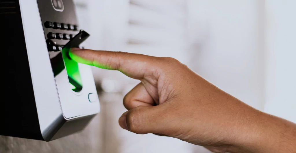 imagem de uma mão batendo ponto por biometria