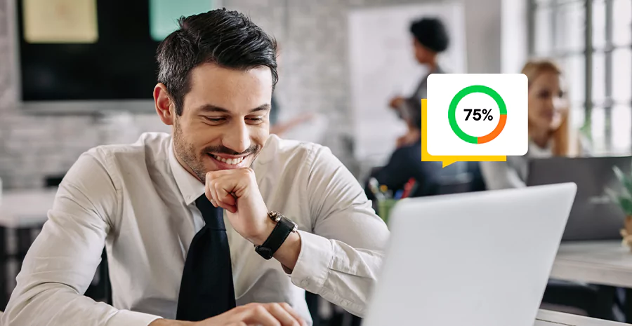 homem sorridente mexendo no notebook