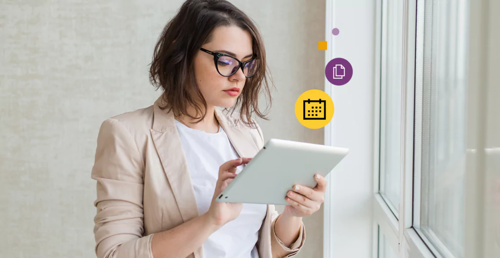 Mulher com roupas sociais usando tablet organizando escalas de trabalho
