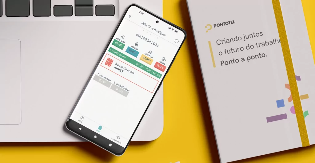 imagem de um celular com o aplicativo da pontotel, mostrando como monitorar horas extras no trabalho externo