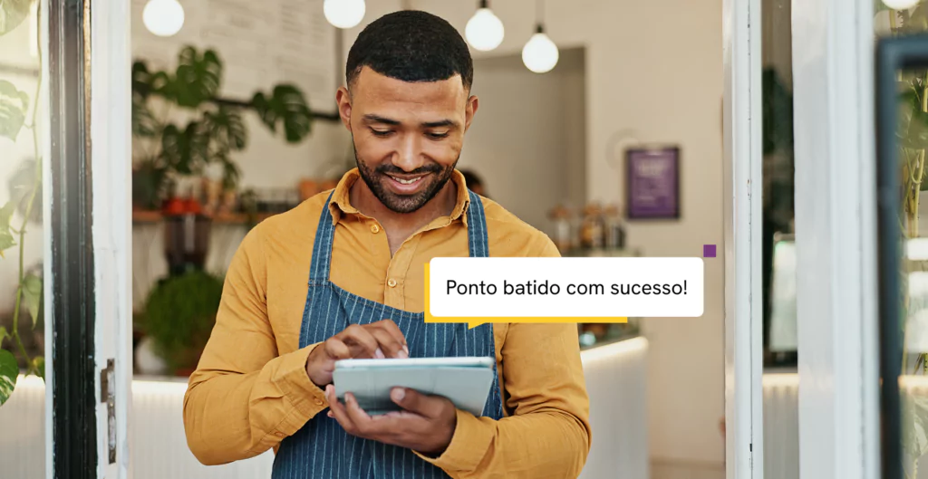 homem trabalhando no comércio e batendo ponto no tablet pela pontotel
