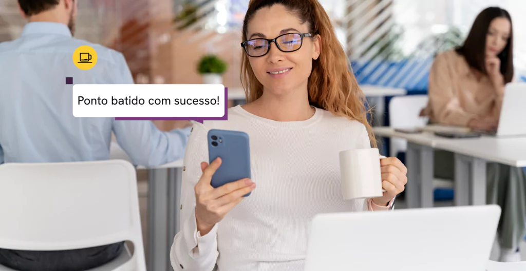 Mulher validando ponto pelo celular, ilustrando flexibilidade no controle de frequência.
