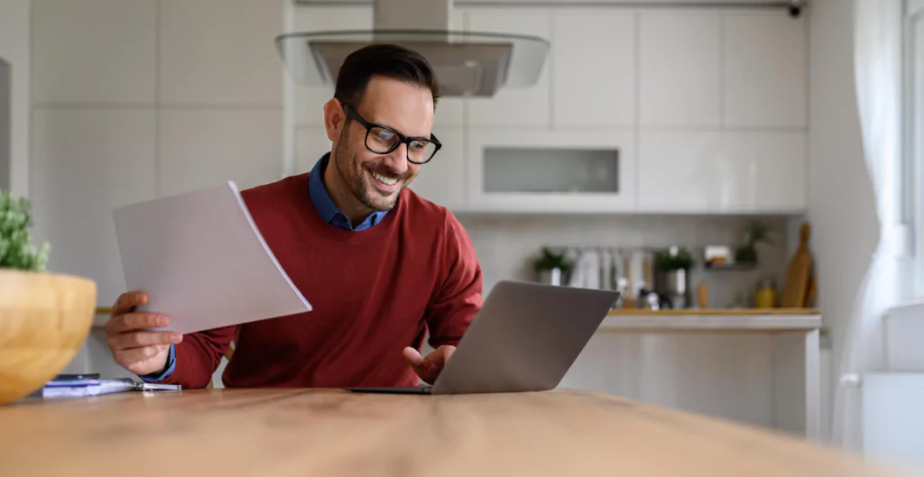 Homem trabalhando remotamente, ilustrando gestão de RH digital e flexível.