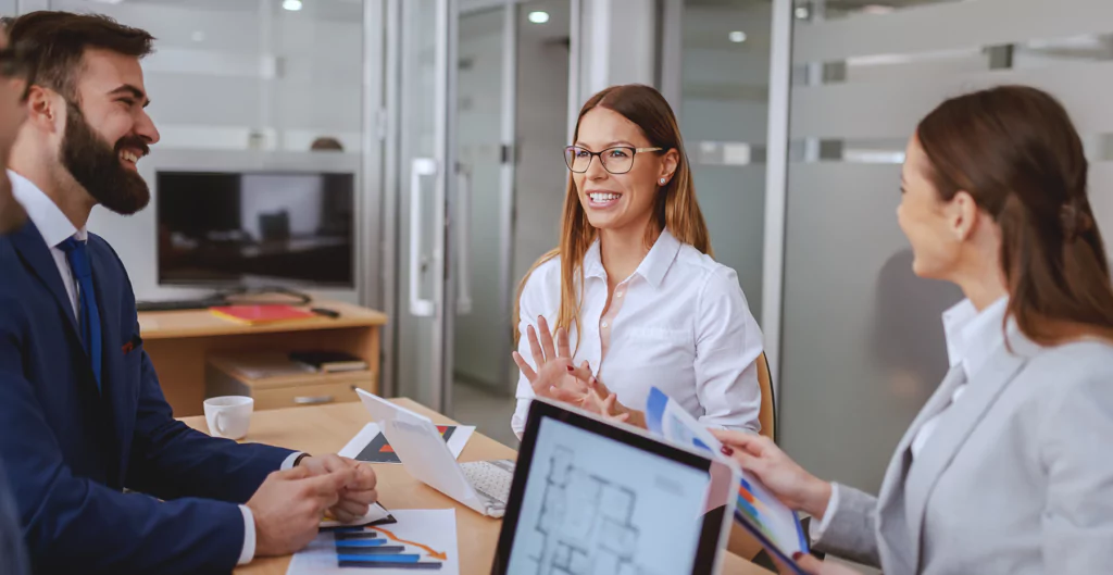 Equipe de negócios em reunião produtiva, com gráficos e planos em discussão, ideal para estratégias corporativas.
