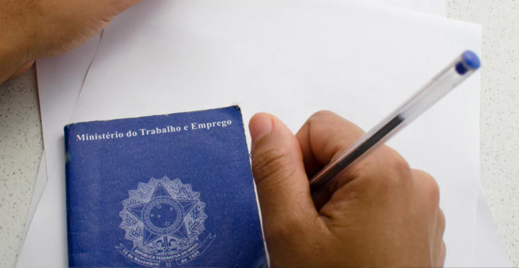 Imagem que mostra um documento do Ministério do Trabalho e Emprego ao lado de uma caneta, simbolizando processos de trabalho e registro profissional.
