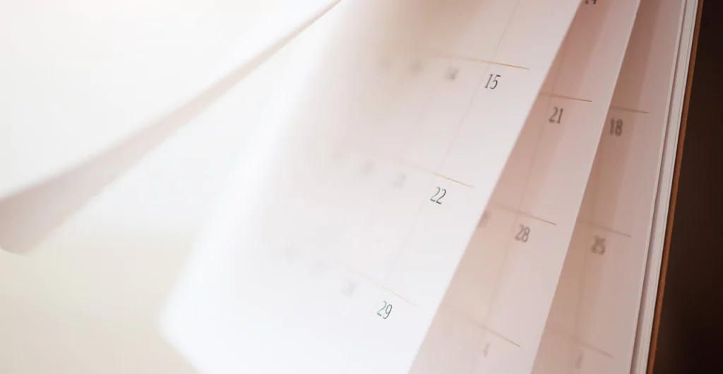 	
Calendário com páginas sendo folheadas, ilustrando a passagem do tempo e a organização de compromissos importantes.