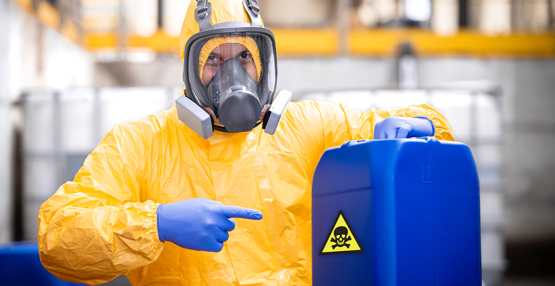 Homem usando roupas laranja e segurando um galão azul