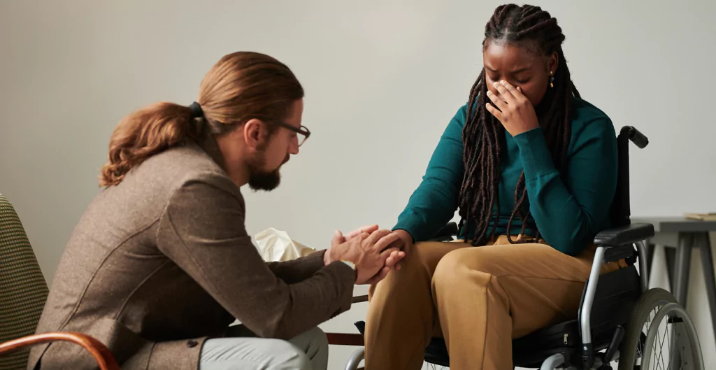 imagem de um homem consolando uma mulher que está chorando por sofrer bullying no trabalho