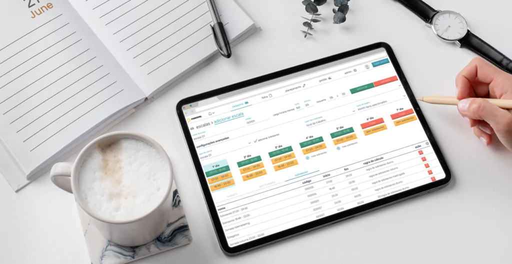 Tablet exibindo escala de trabalho com folgas e compensações de horário.