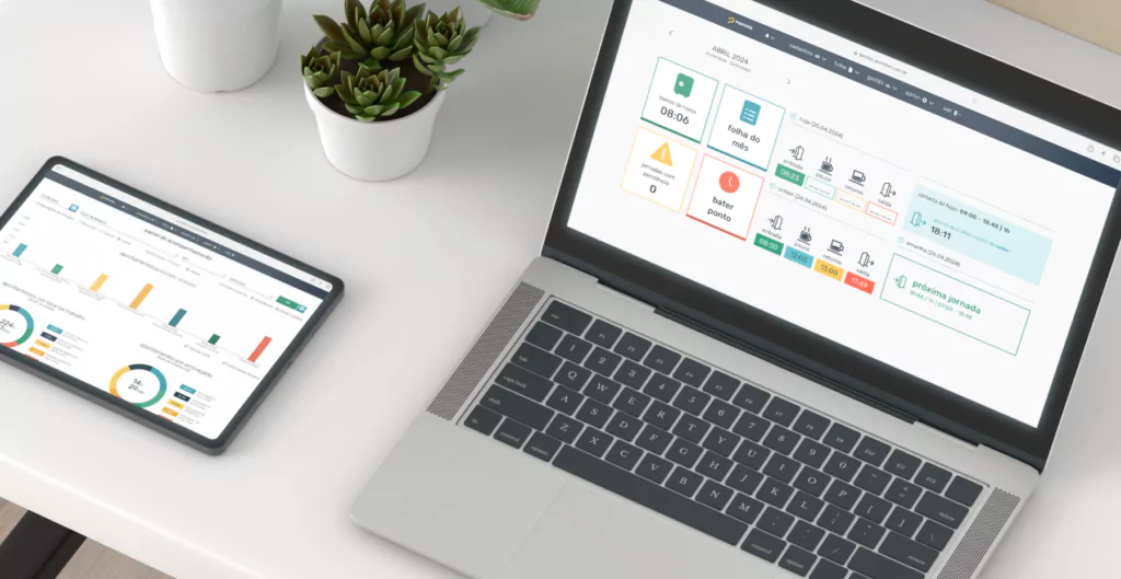 Imagem mostrando um laptop e um tablet exibindo dashboards e gráficos analíticos da Pontotel em um ambiente de trabalho moderno.