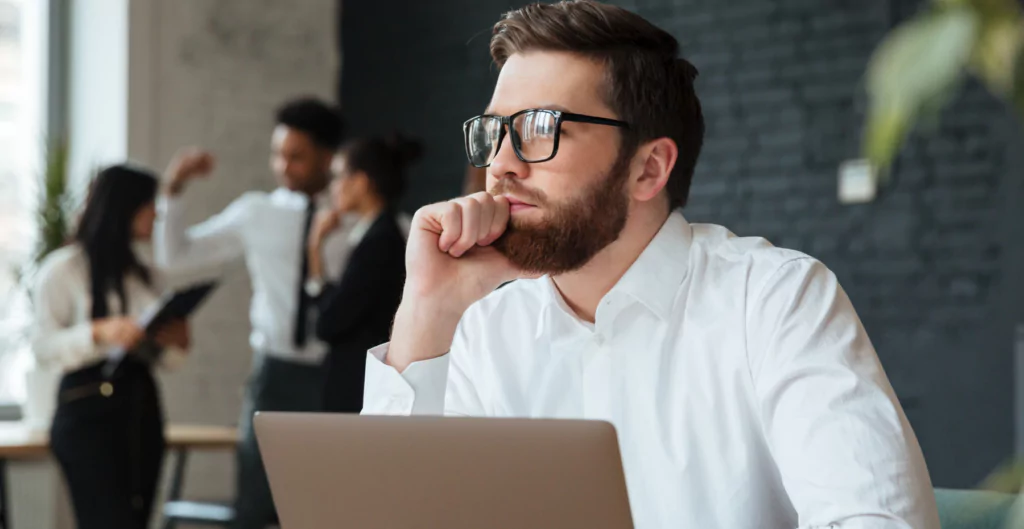 imagem de um homem no trabalho pensando em como identificar pontos fortes e fracos