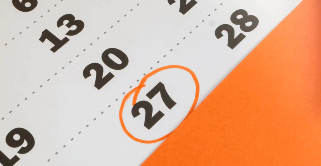 Close de calendário com data circulada, indicando dia de folga programado.