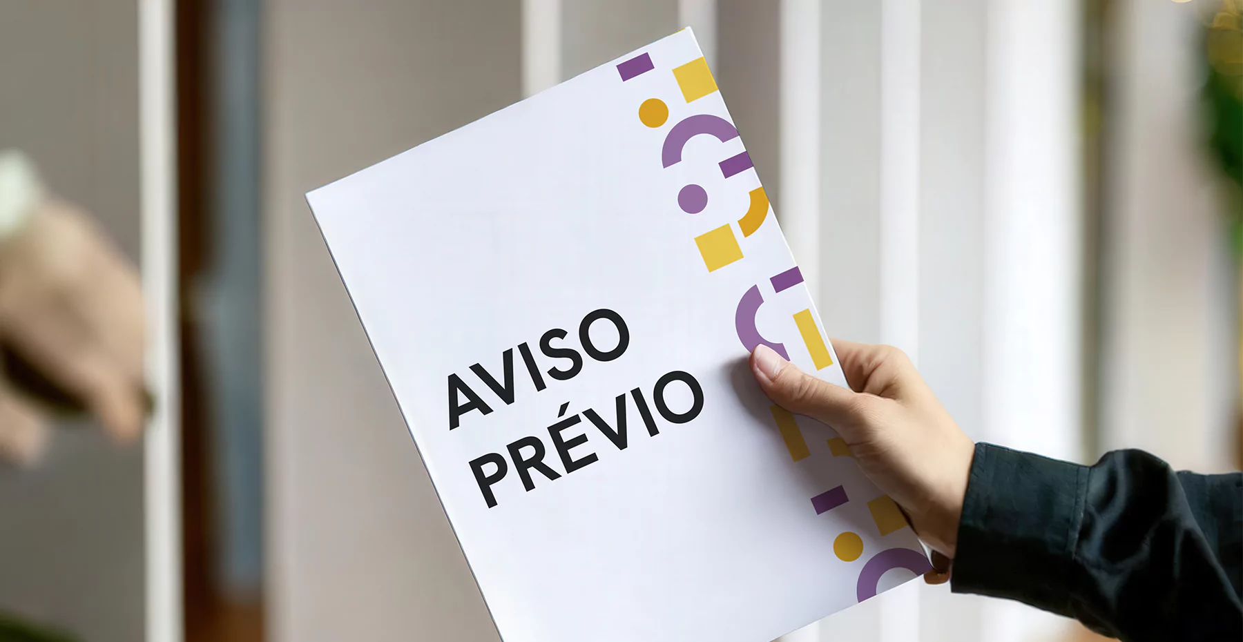 Pessoa segurando um aviso de previsão de encerramento ou de evento, com texto 'AVISO PREVIO', em ambiente interno