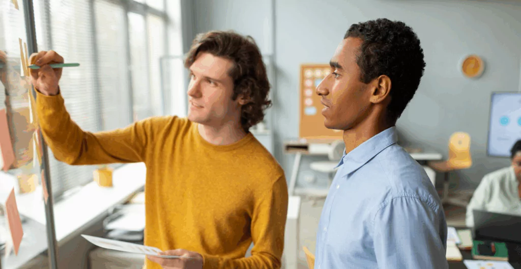 imagem de dois homens mostrando dicas de como se destacar no trabalho