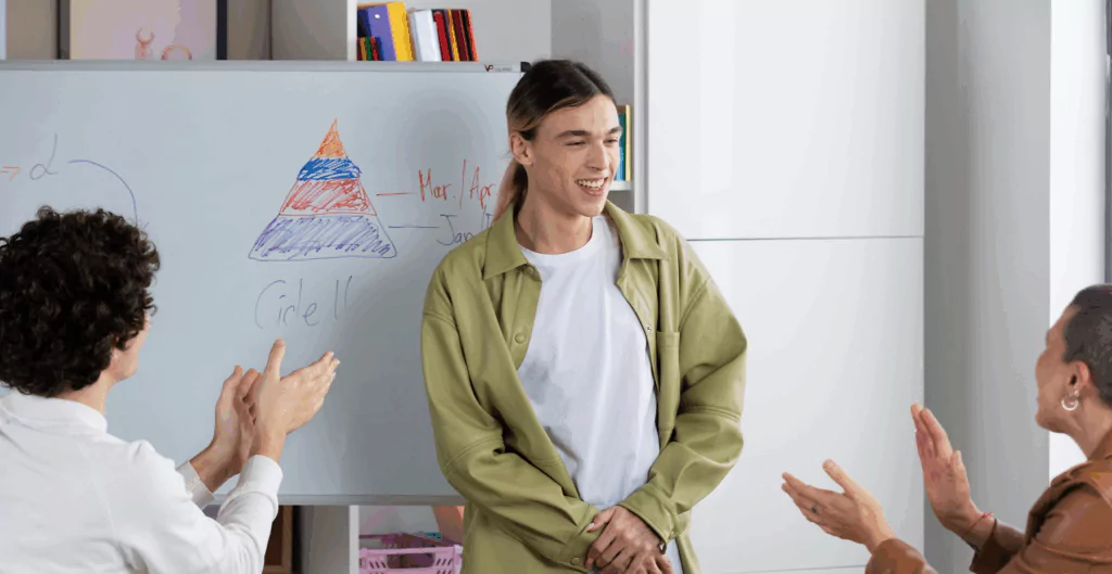 imagem de um homem explicando como se destacar no trabalho