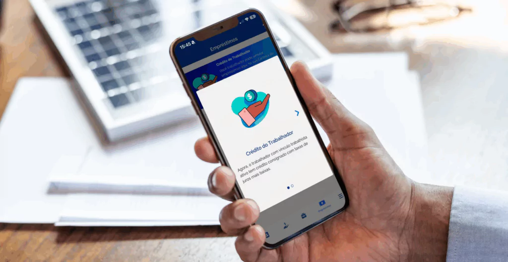 Celular exibindo aplicativo de crédito do trabalhador, facilitando o acesso ao consignado CLT.