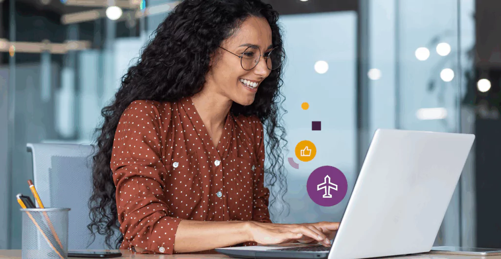 Mulher sorridente no laptop com ícones, ilustrando controle de férias digital.