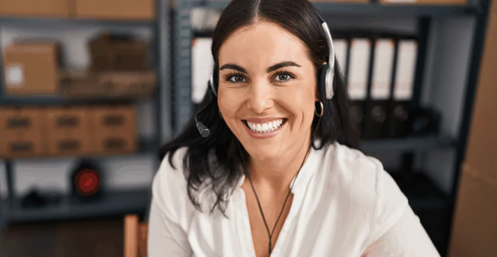 imagem de uma mulher sorrindo, representando a jornada do colaborador