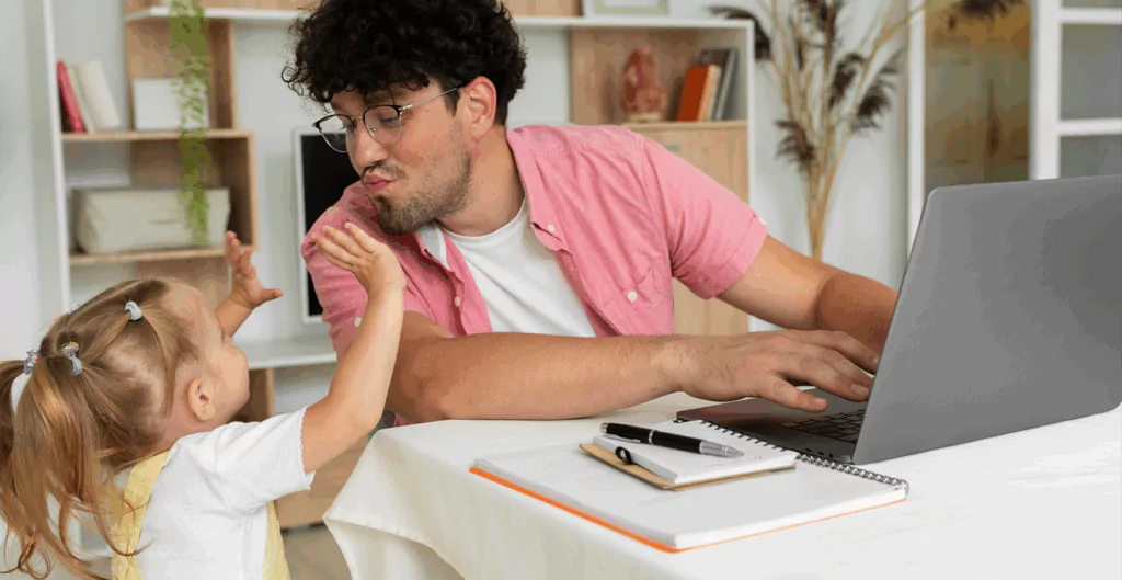 homem olhando para uma criança, enquanto trabalha, com escritório home office ao fundo