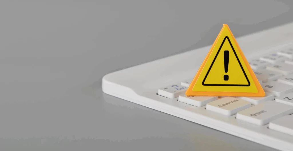 Teclado com símbolo triangular amarelo de atenção em cima