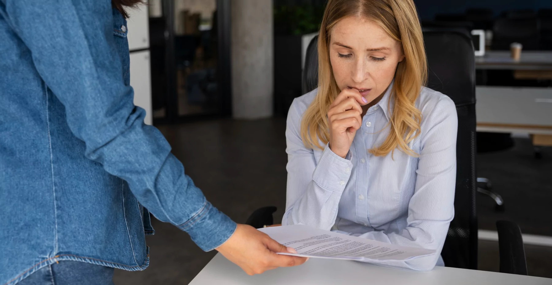 Mulher recebendo uma advertência