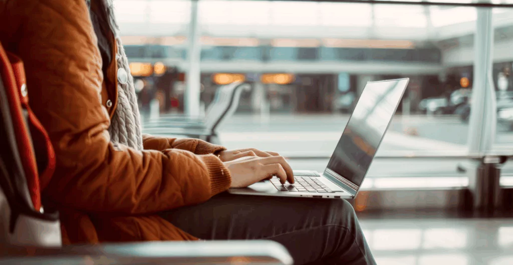 pessoa trabalhando no computador, demonstrando como fica a jornada de trabalho em viagens corporativas