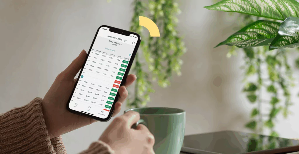 Pessoa segurando celular na mão com tela do sistema Pontotel