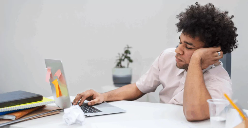 homem cansado com a mão na cabeça, representando o desgaste emocional