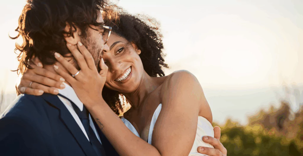Noivos se abraçando em uma foto do casamento