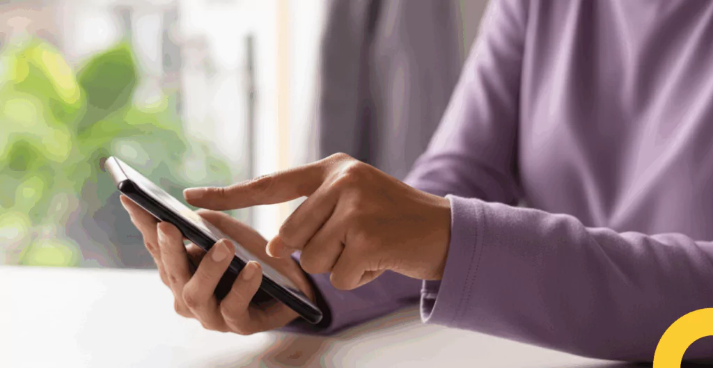 Mãos digitando em celular