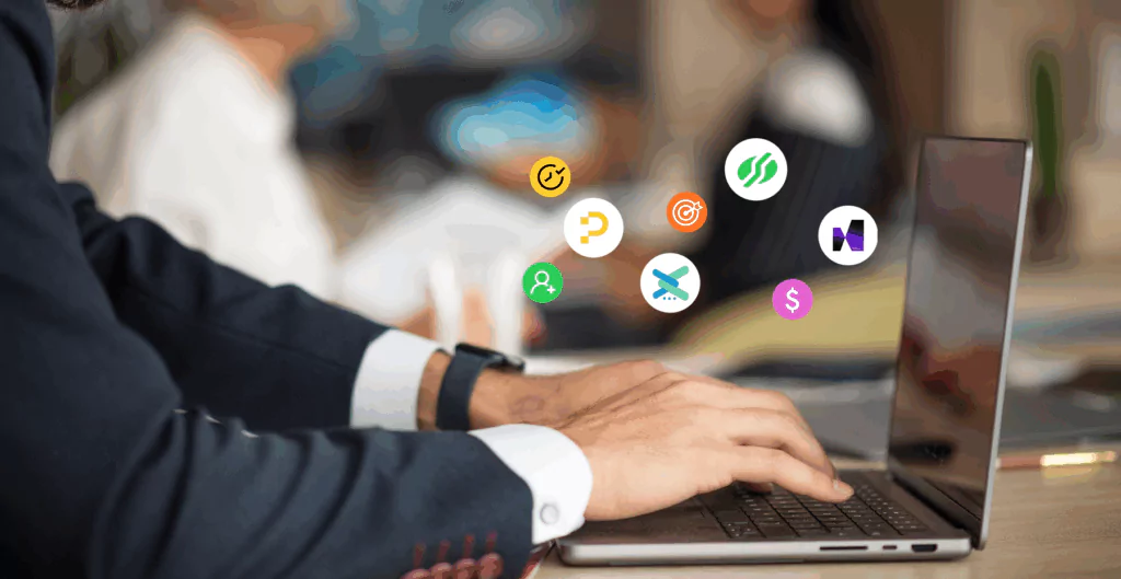 Mãos digitando em notebook com logos da Pontotel, Sankhya, Vixting e Mindsight