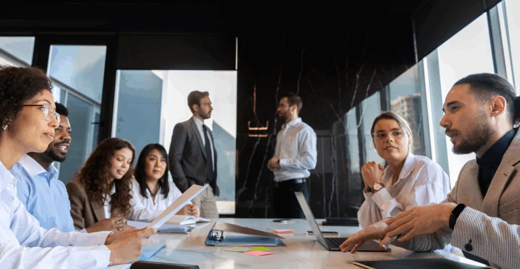 Reunião de equipe empresarial em sala de reuniões moderna com profissionais discutindo estratégias de negócios e inovação.