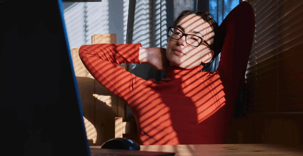 Funcionária preocupada e refletindo sobre seu desempenho, diante da possibilidade de demissão por baixa produtividade