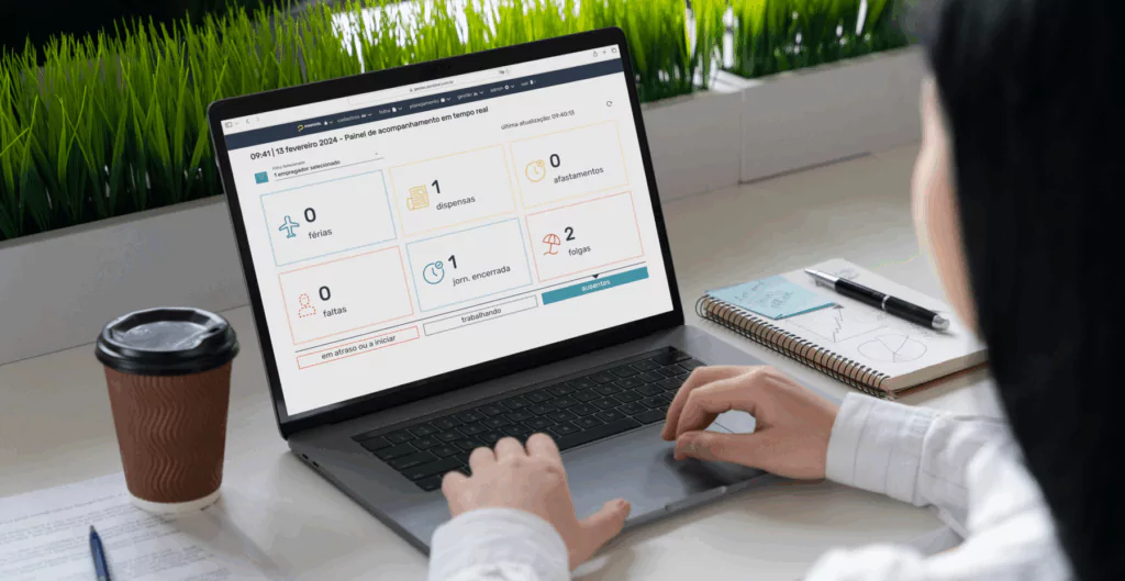 Mulher olhando para notebook com tela do sistema de controle de ponto da Pontotel