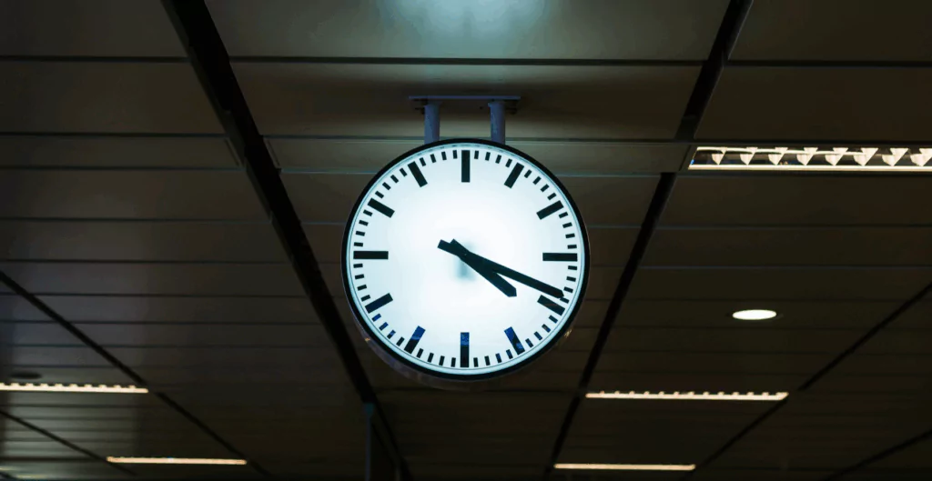 Relógio de teto com fundo branco e marcadores pretos