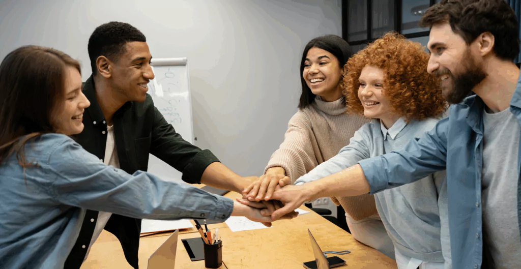 Pessoas tocando as mãos em círculo
